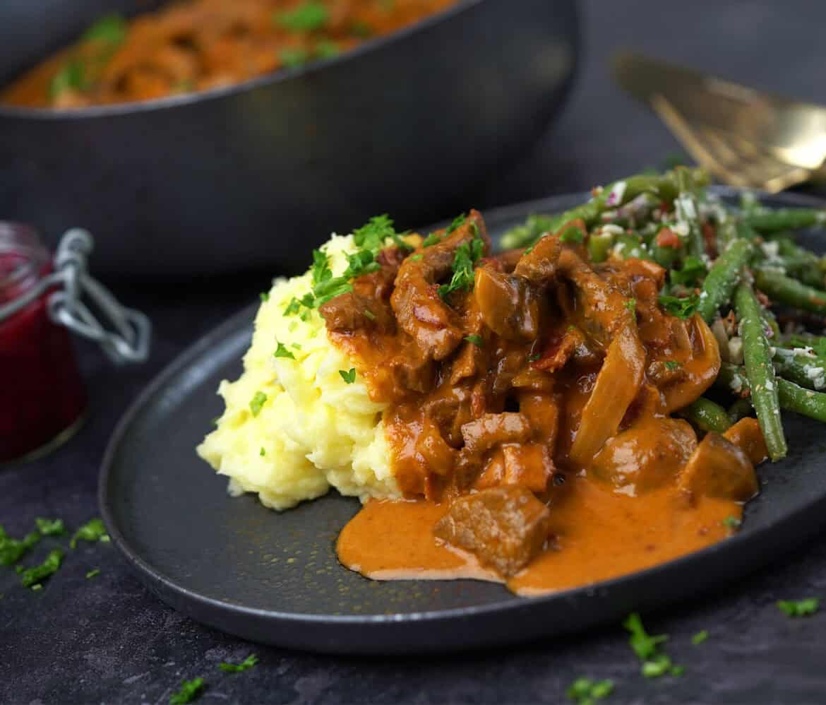 Bøf Stroganoff - opskrift på klassisk Bøf Stroganoff | Barego'mad