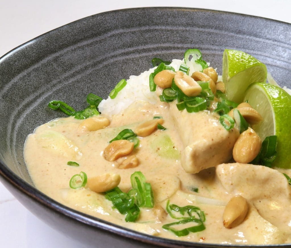KYLLING I CREMET PEANUTSAUCE MED FORÅRSLØG