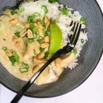 Kyllingicremetpeanutsaucemedforårsløg KYLLING I CREMET PEANUTSAUCE MED FORÅRSLØG