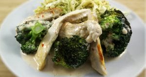 Cremet kylling i broccolifad