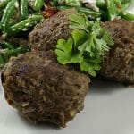 oksekoedsfrikadeller_1 Oksekødsfrikadeller med bønnesalat
