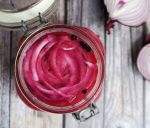 billede med syltede rødløg