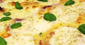 Mozzarella gratineret kylling med flødesauce