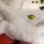 italiensk_vaniljefromage_baer_pistacienoedder Vaniljefromage med bær og pistacienødder