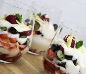 taliensk vaniljefromage med bær og pistacienødder