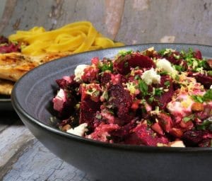 Rødbedesalat med feta og mandler