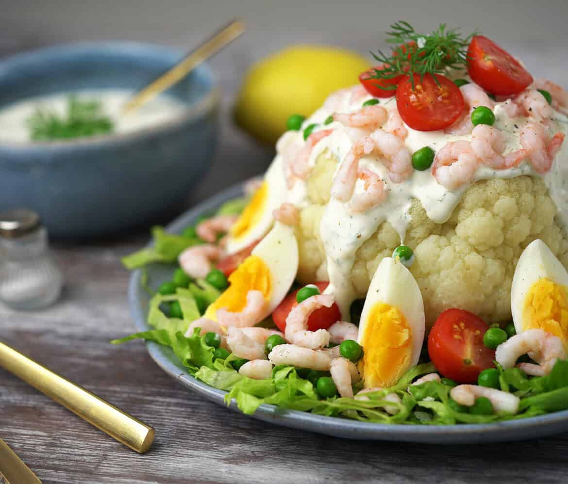 Maskeret blomkål på salatbund, rejer, æg og lækker dressing Barego'mad