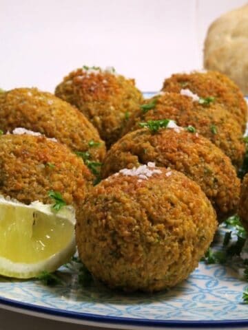 Billede af hjemmelavet falafel og falafler.