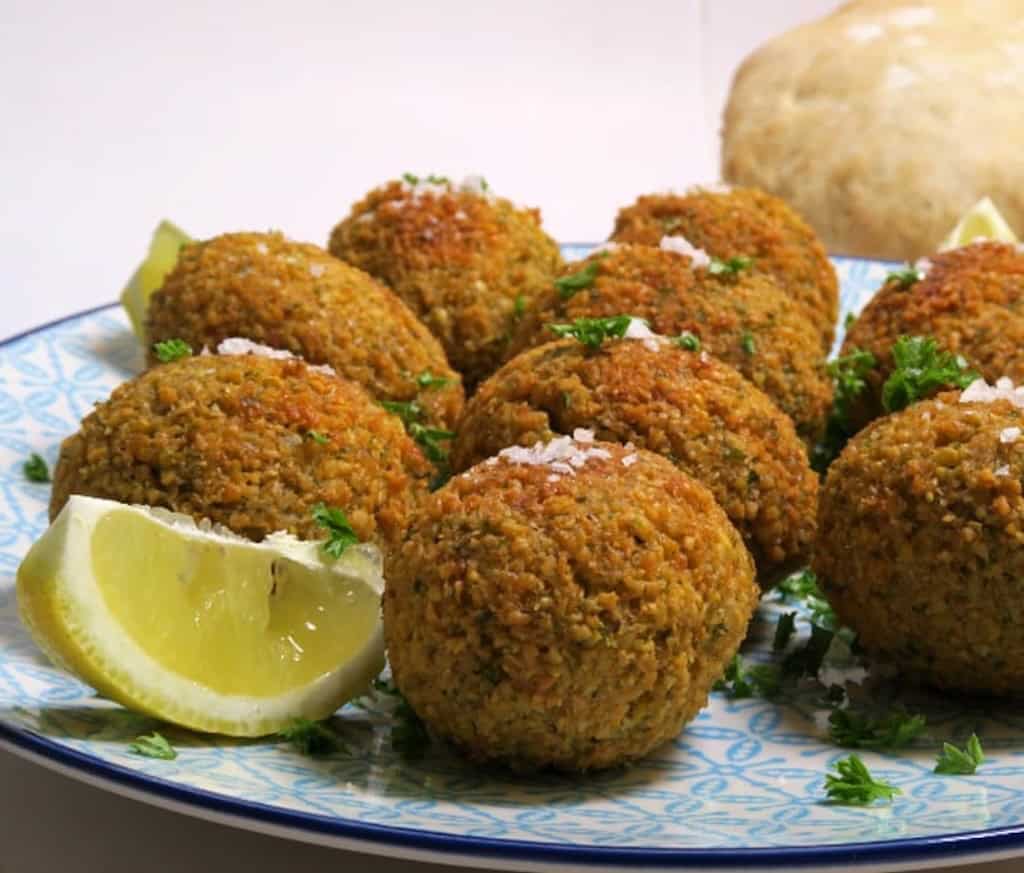 Billede af hjemmelavet falafel og falafler.