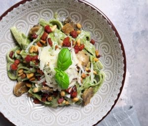 Pasta med pesto og bacon