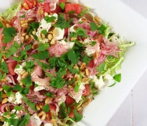 Salat med spidskål, vandmelon, fetaost og mynte