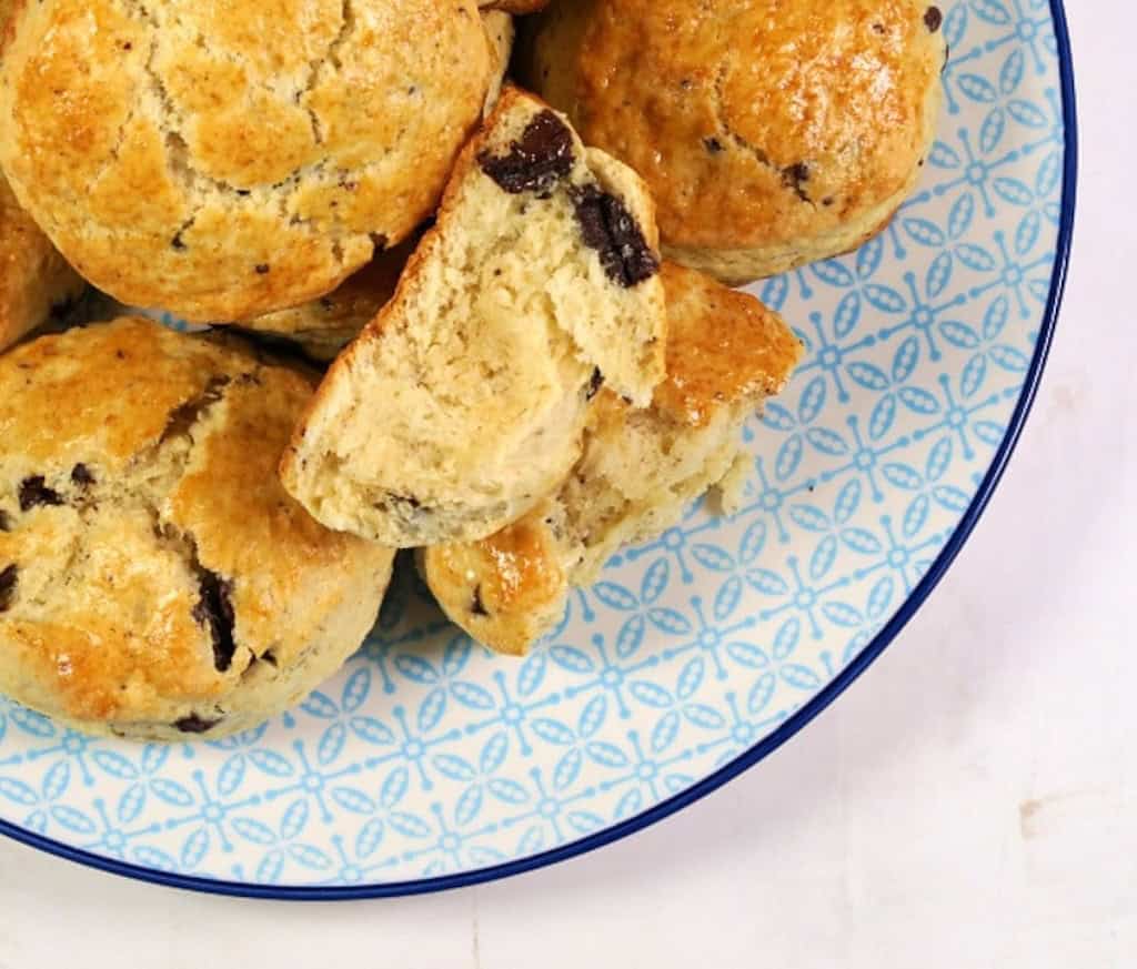 Billede af scones med chokolade.