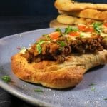 Indisk keema med linser på naanbrød Indisk keema med linser på naanbrød