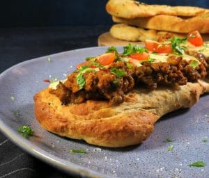 Indisk keema med linser på naanbrød