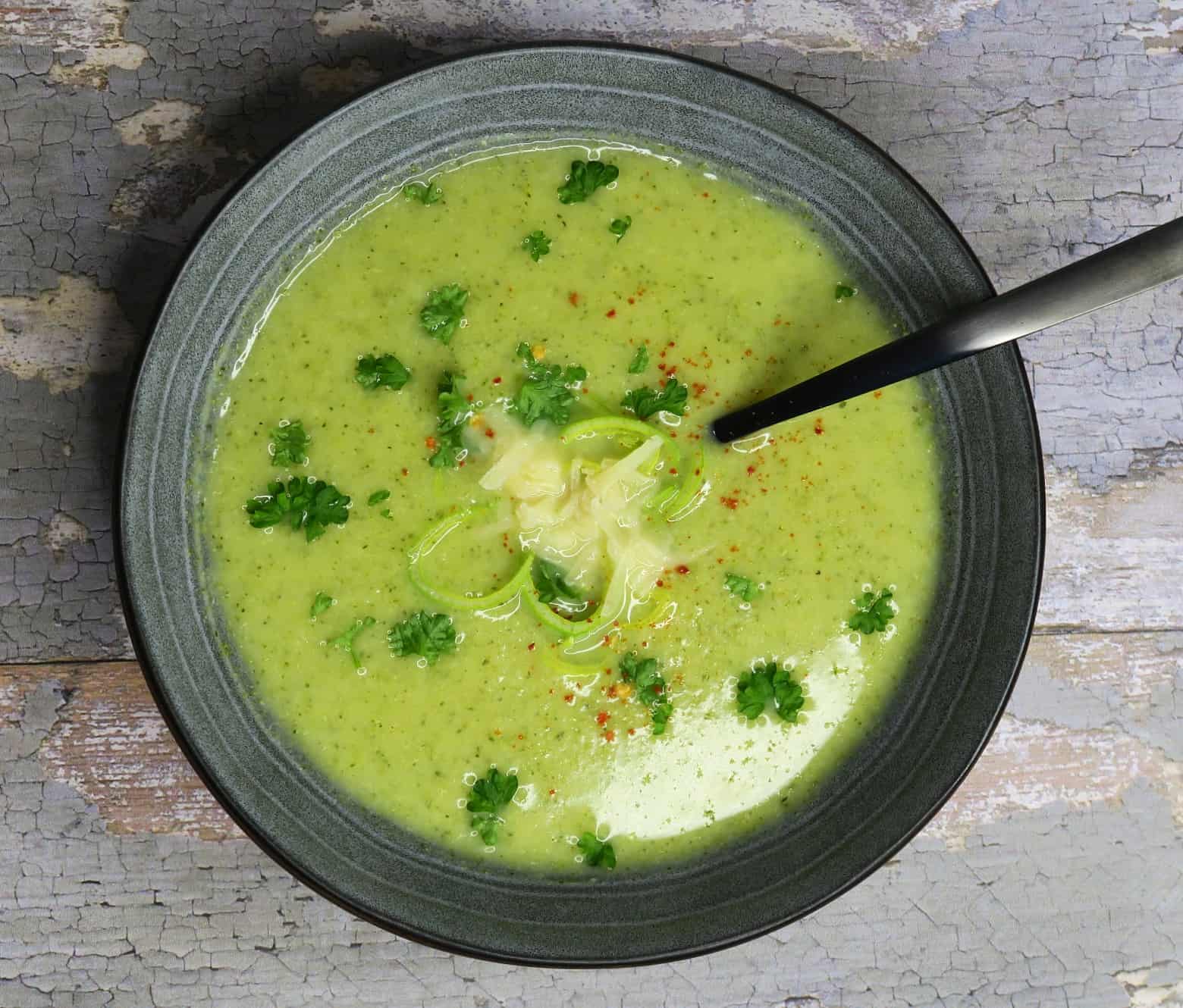 Cremet vegansk suppe med broccoli - 100% plantebaseret | Baregomad.dk