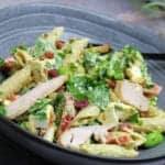 Cremet-pastasalat Cremet pastasalat med karry, kylling og bacon