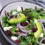 broccolisalat-med-pesto,-feta-avocado Broccolisalat med pesto, feta, avocado og tranebær