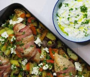 Kylling i fad på græsk bund af grøntsager