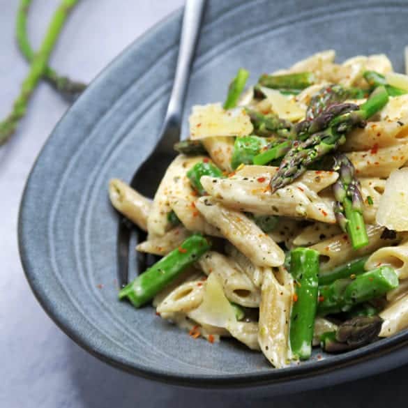 Pasta-i-cremet-parmesansovs-asparges-og-kylling Pasta i cremet parmesansovs med asparges og kylling