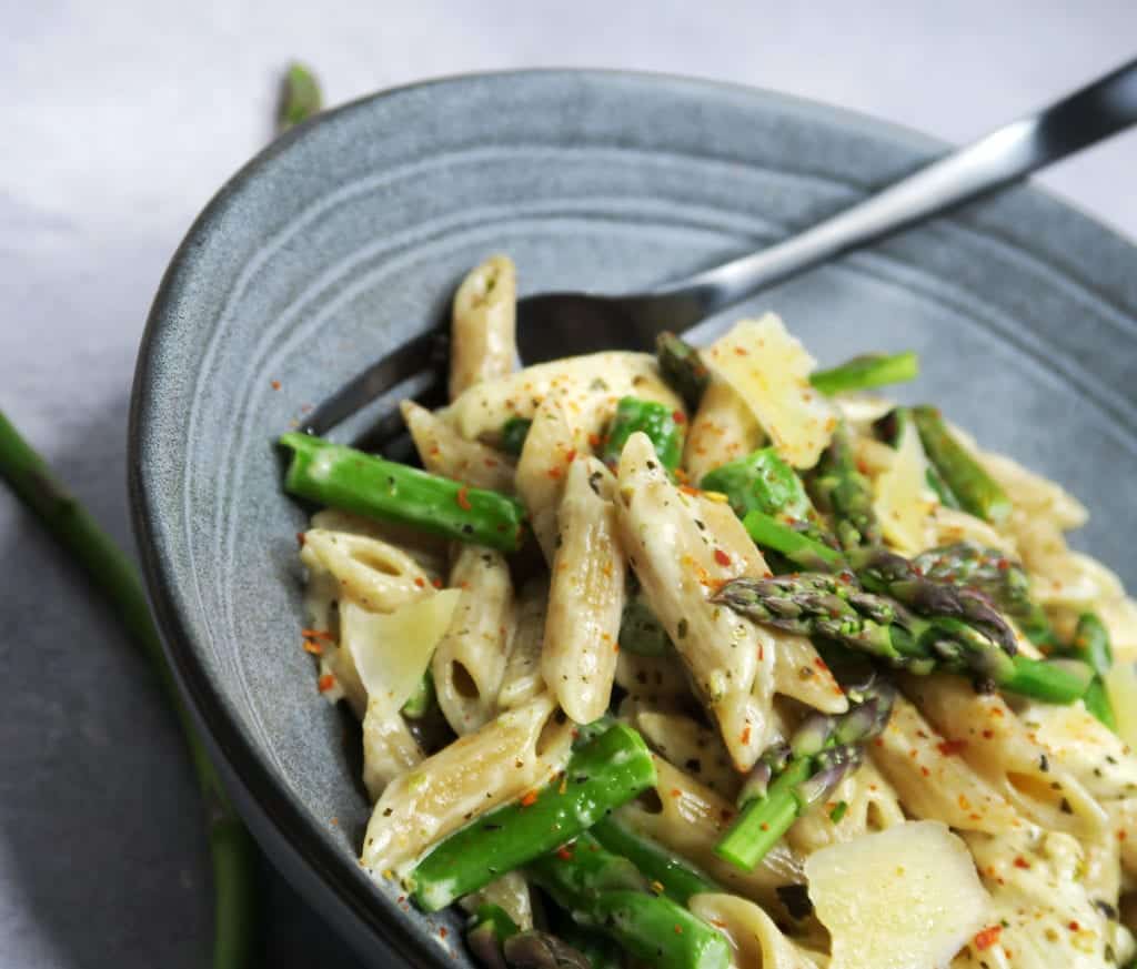 Pasta i cremet parmesansovs med asparges og kylling