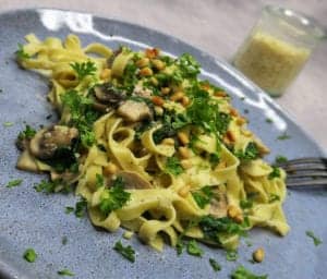 Vegansk flødepasta med spinat og champignon