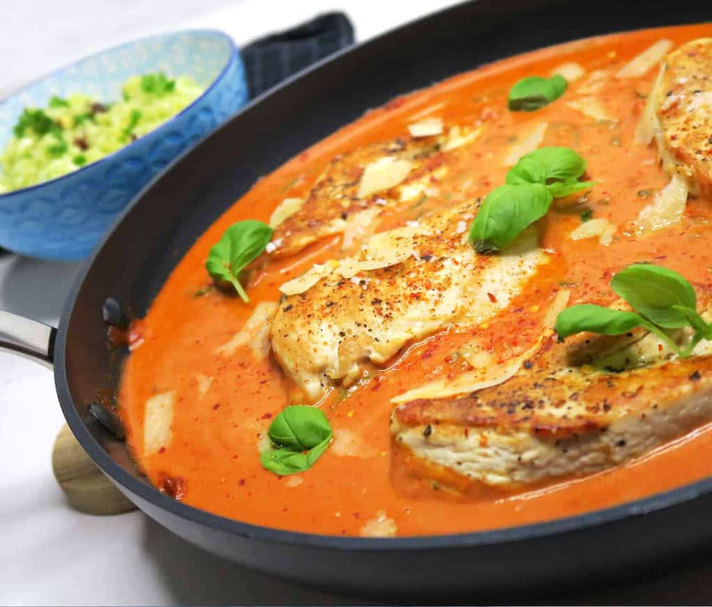 Billede af kylling i cremet tomatflødesovs.