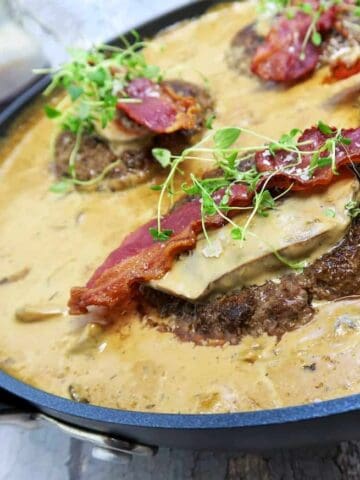 Billede af hakkebøffer med bacon i svampedrøm.