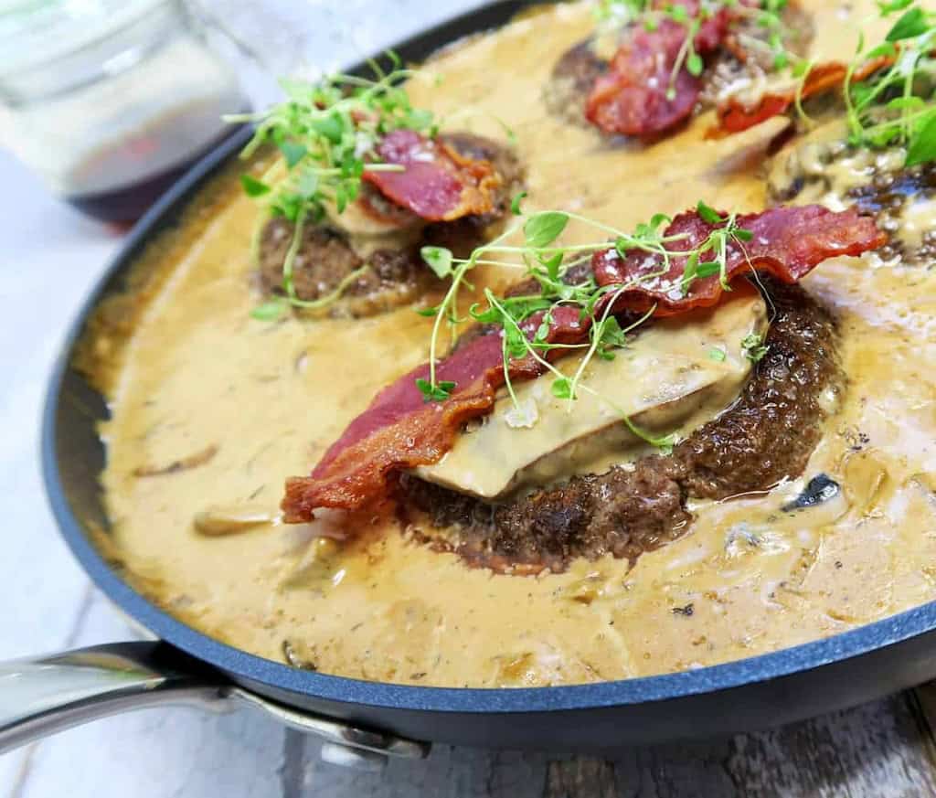 Hakkebøffer med bacon i svampedrøm (skøn mormormad)