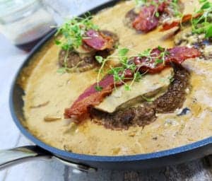 Hakkebøffer med bacon i svampedrøm