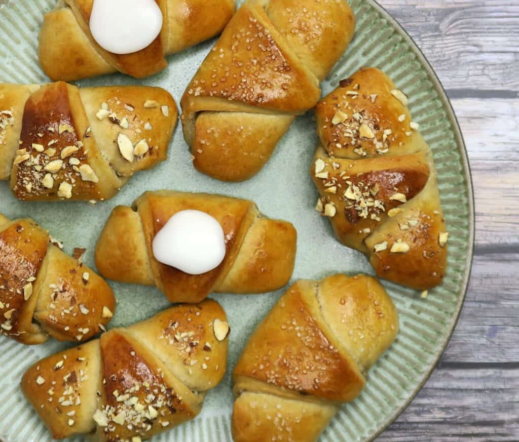 Kærnemælkshorn med marcipan