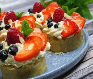 Mazarintærte med sommerbær og citroncreme