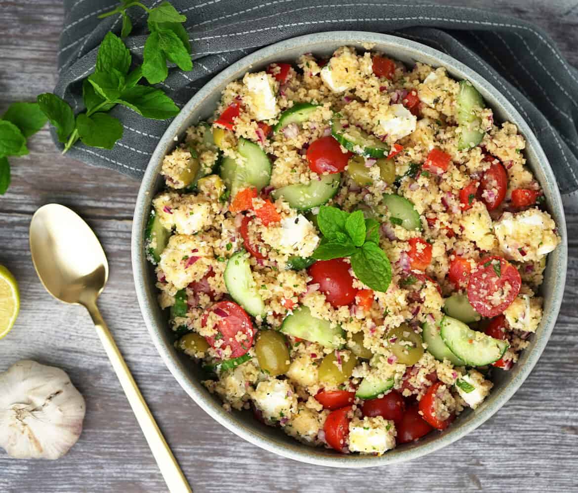 Middelhavssalat med couscous, dressing, feta og frisk mynte Baregomad.dk