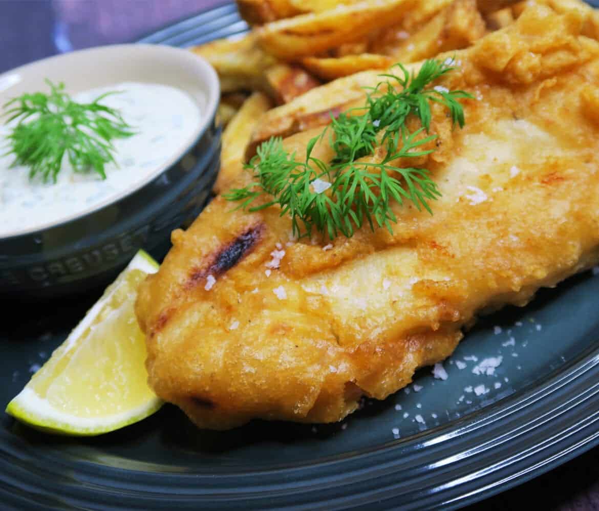 Fish and chips i øldej med sauce tartare og sprøde pomfritter