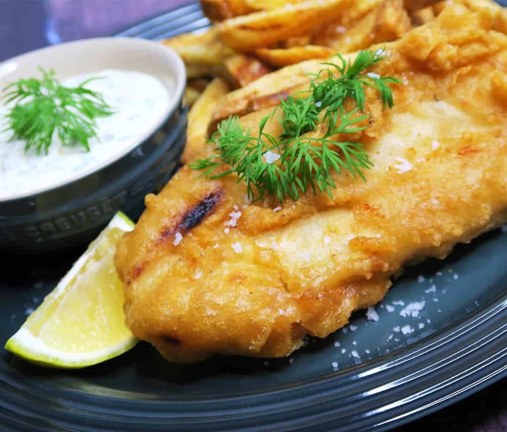 Fish and chips (i øldej med sauce tartare og sprøde pomfritter)