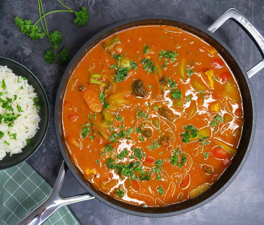 Billede af kyllingegryde med grøntsager.