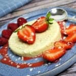panna-cotta-friske-bær-jordbærsovs Panna cotta med friske bær