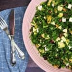 Grønkålssalat-med-æble,-tranebær,-appelsin-og-feta Grønkålssalat med æble, tranebær, appelsin og feta