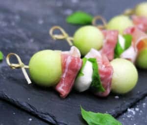 Melon med parmaskine, mozzarella og basilikum