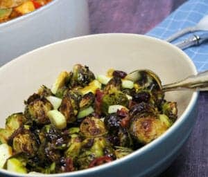 Gratineret rosenkålssalat med sprødstegte bacontern