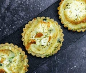 Rustikke minitærter med gedeost og spinat