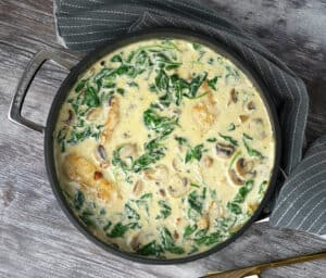 Kyllingebryst i cremet svampesovs med spinat