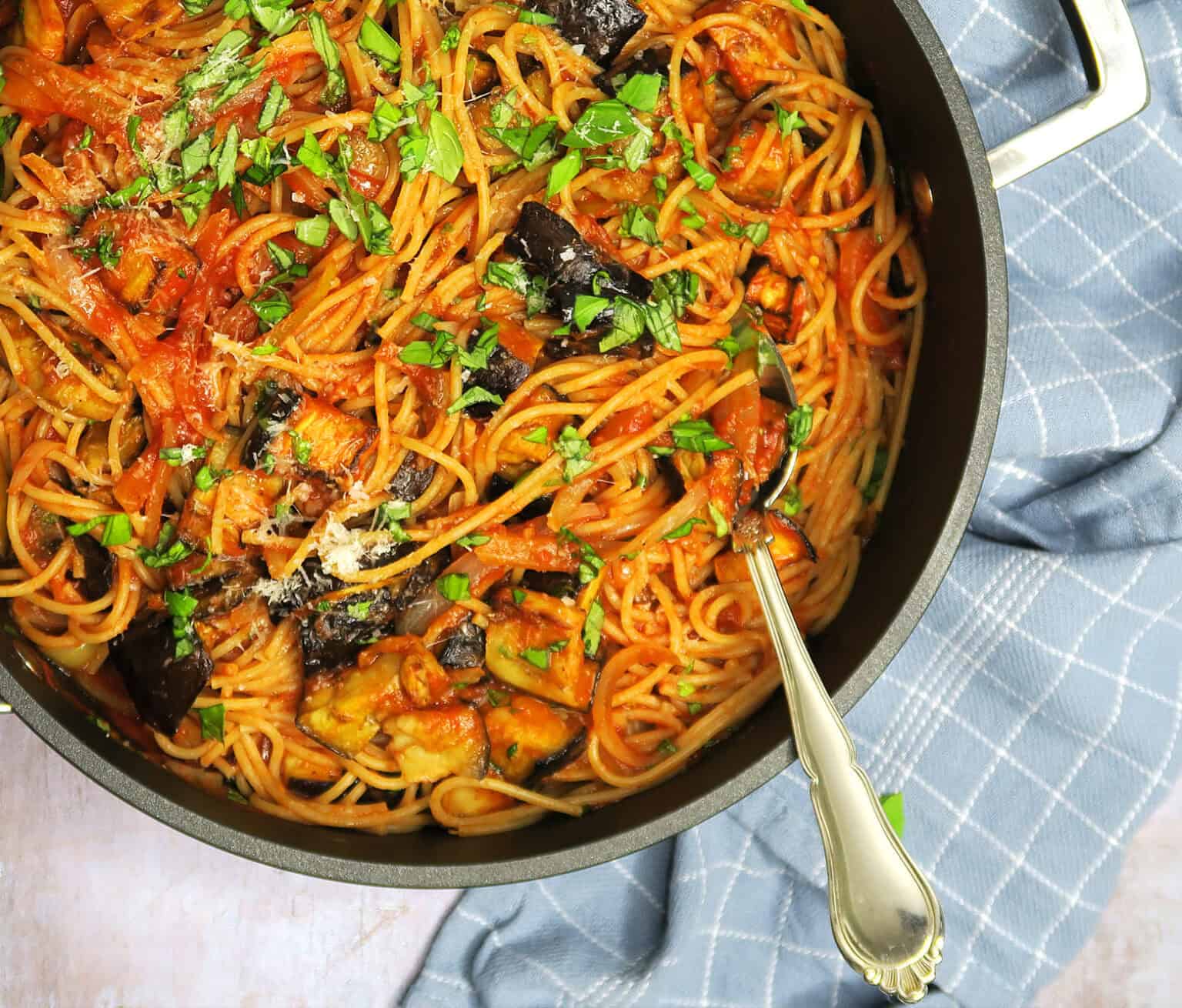 Pasta alla Norma siciliansk pastaret med auberginer Baregomad.dk