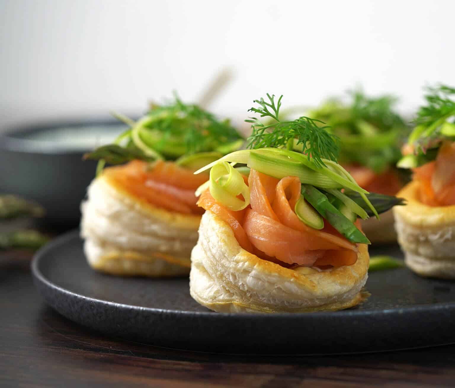 Butterdejsreder med laks, grønne asparges og urtecreme - Baregomad.dk
