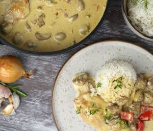 Kylling i svampedrøm med hvidløg og hvidvin