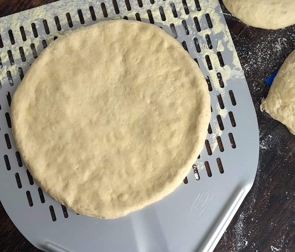 Billede af koldhævet pizzadej.