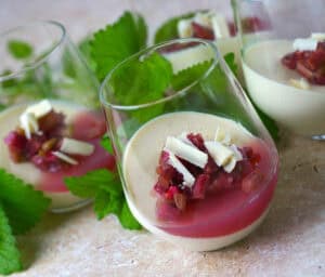 Panna cotta med rabarber