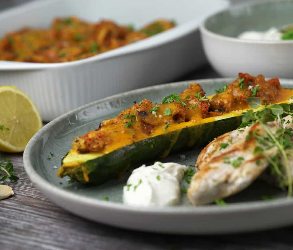 Fyldte squash med grøntsager og gratineret ost