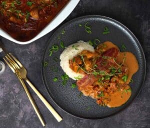 Billede af koteletter i fad.