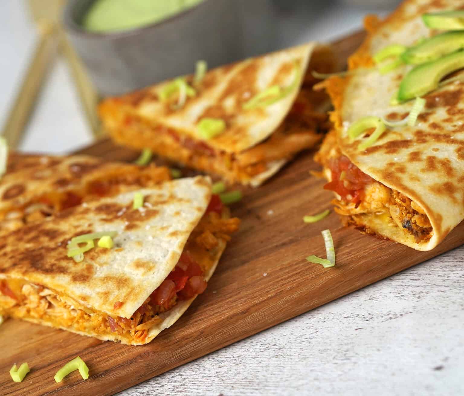 Quesadillas spækket med krydret kylling og revet cheddar Baregomad.dk
