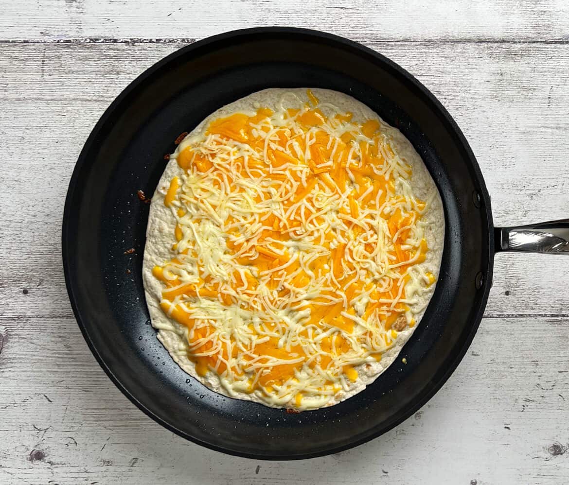 Quesadillas spækket med krydret kylling og revet cheddar Baregomad.dk